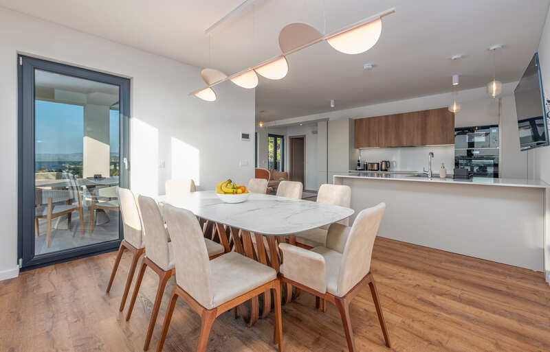 Middle floor luxury kitchen